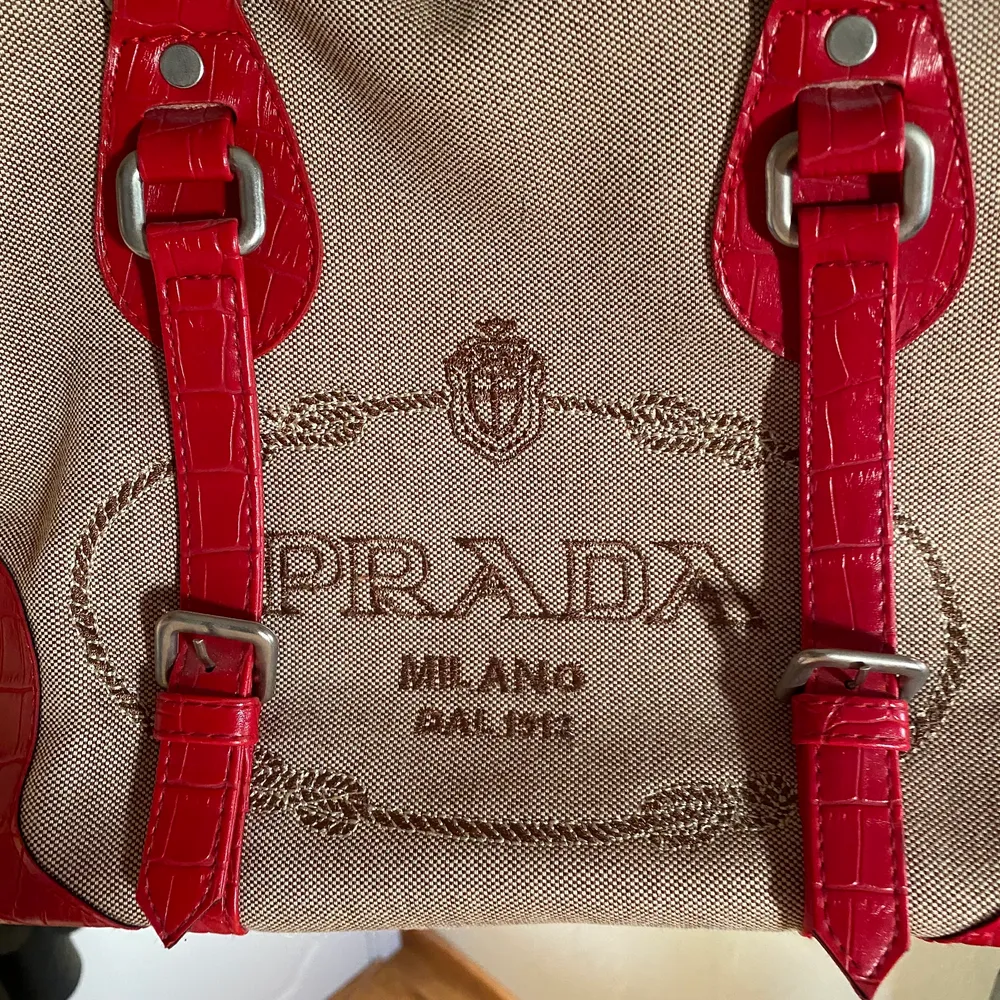 Säljer denna väska som jag fick av farmor för länge sen, ingen aning om den är fake eller ej men den är riktigt snygg. Väskor.
