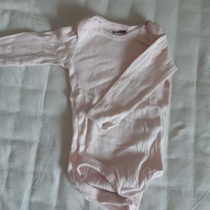 Ljusrosa långärmad body - Använt ett par gånger men är i bra skick bara skrynklig. Är mycket mer rosa i verkligheten än vad den är på bild!! 
