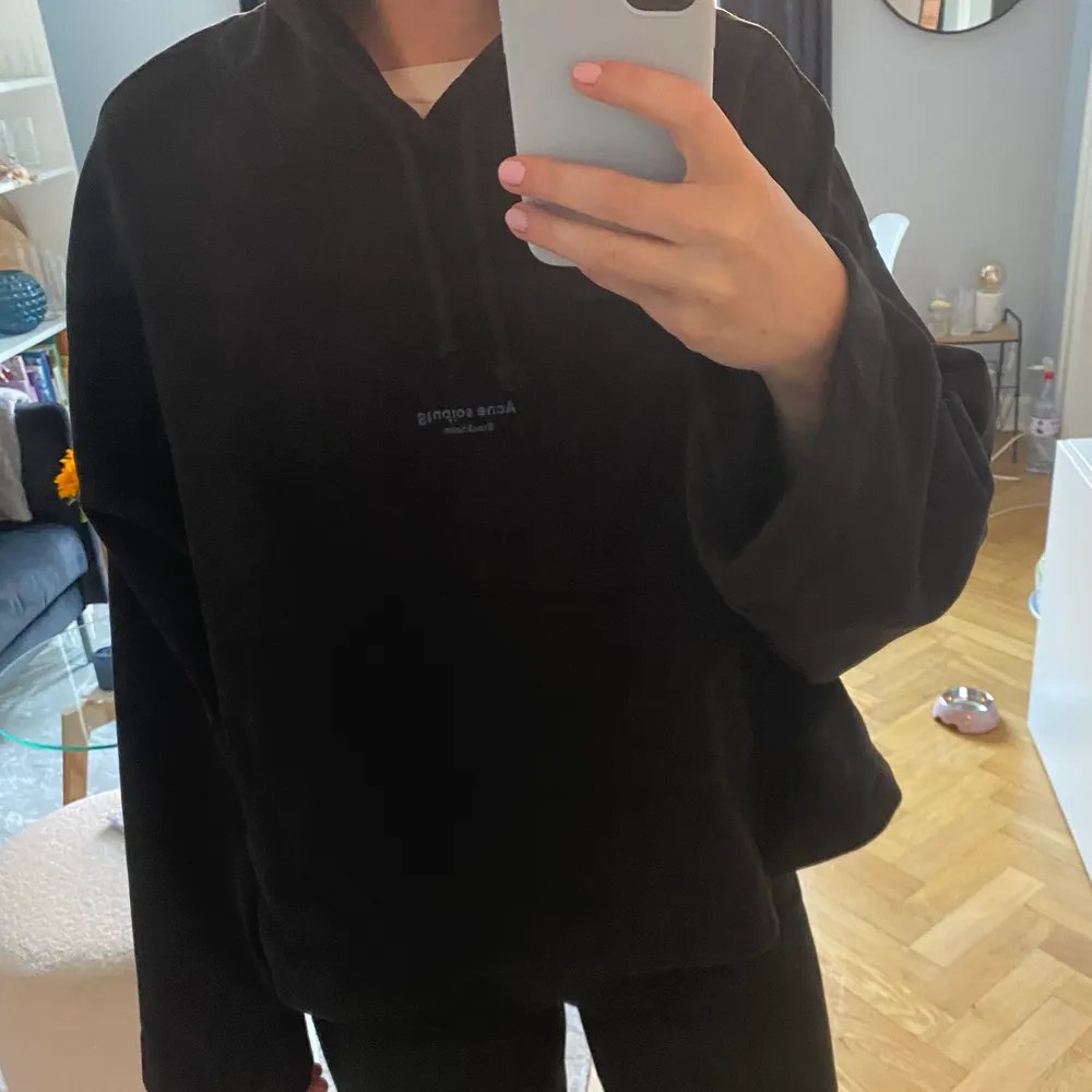 Oversized Hoodie, storlek L (är en xs/s för referens), sparsamt använd! Nypris: 2900kr . Hoodies.