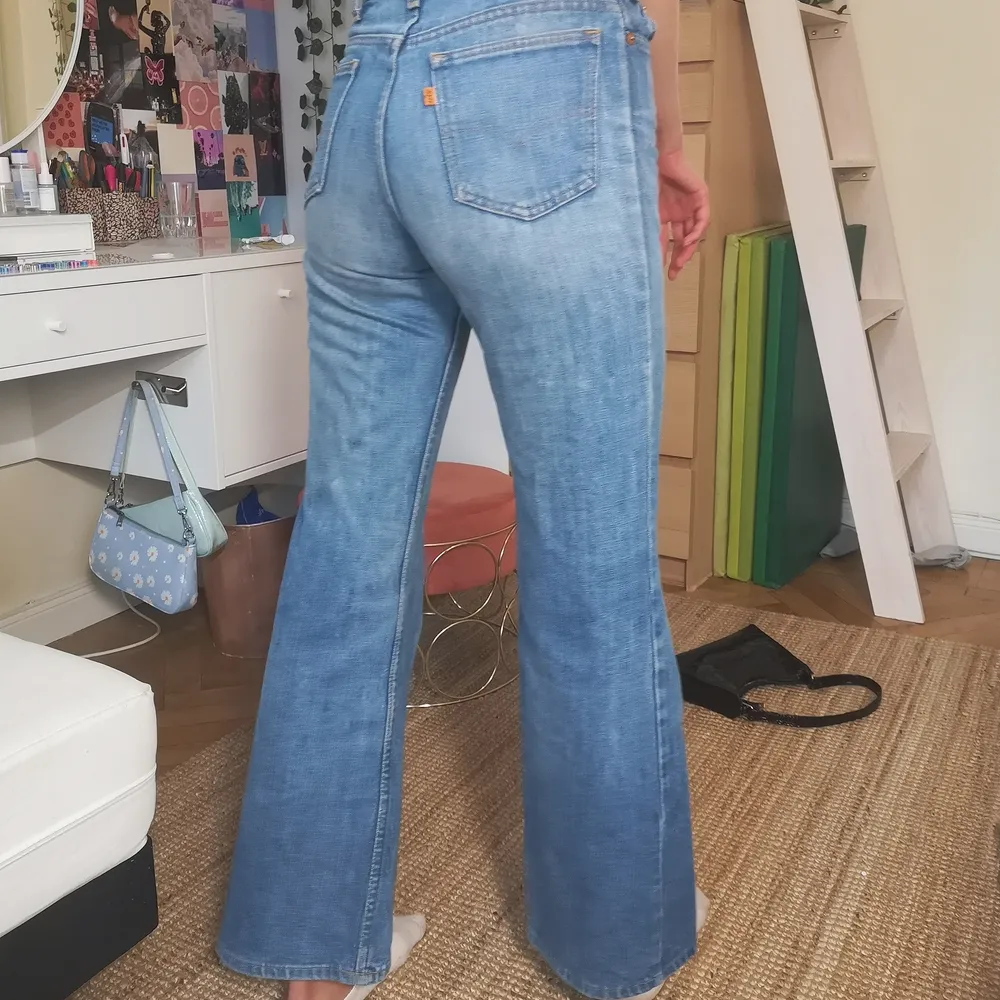 Coola Levi's jeans med highwaist och utsvängda byxben 🦋 I storlek 30/32 ✨ jag på bilden är 174 och säljer då de är lite för korta! Kan mötas och lämna på Södermalm om så önskas 🥰. Jeans & Byxor.