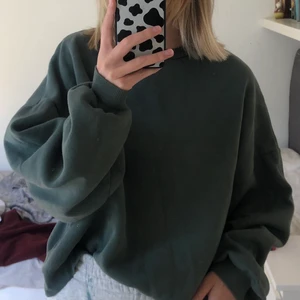 Sweater - oversize grön sweatshirt från nelly som inte kommer till användning längre. den är något missfärgad på baksidan nedtill (se sista bilden). köpare står för frakt:)