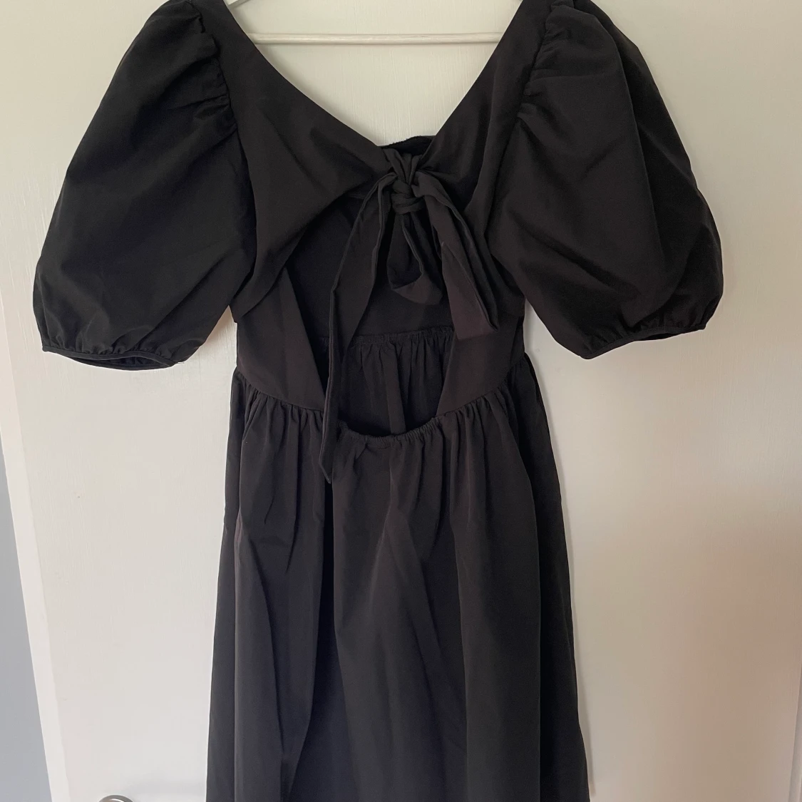 Klänning med öppen rygg - 90