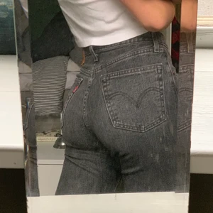 Gråa Levis jeans - Ett par Levis 501 köpta i Levis butik för 1300kr! De har en mom-jeans passform och är i mycket bra skick då jag inte använt dom mycket:) 