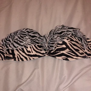 Oanvänd bikinitopp - Möts upp på Södermalm eller fraktar men då står köparen för frakten. 