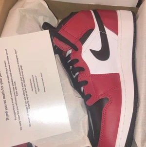 Air Jordan 1 - Air Jordan 1 mid Chicago black toe, köpa på pardon my kicks i Göteborg. Äkta, använda ett par gånger men har nu bara stått och inte blivit använda. Så de är bättre att jag säljer dom till nån som kommer uppskatta dom mer. Köpta för 2600kr, inga defekter helt nyskick. Kvitto finns