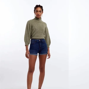 Ginatricot  - Mycket fina denim short i mörkblått, modellen är Molly. Har alldrig använt dessa då jag inte tyckte om färgen.  Säljer för 100 ink frakt, skicka för egna bilder.