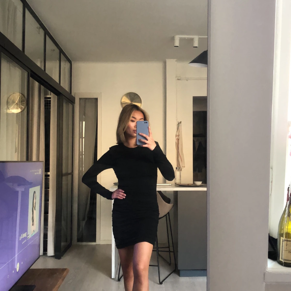 Ny svart klänning med axelvadd