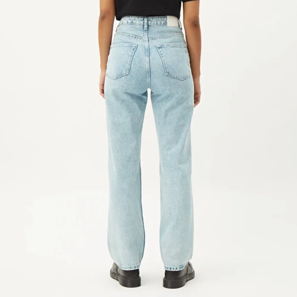 weekday jeans som tyvärr blivit för korta för mig. använda men i jättebra skick. köpare står för frakt. . Jeans & Byxor.