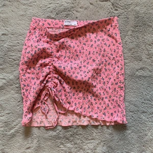 Bershka kjol strl 38/M - Kjol från Bershka i strl 39/M väldigt strechig (det är sådant strechig material) använd 2ggr men nytvättad och i nytt skick❤️