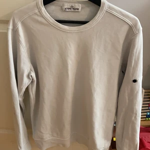 Stine island - Säljer denna Stone island tröja pga att jag tappat bort patchen på armen men den kan man köpa på nätet eller i nordiska kompaniet!
