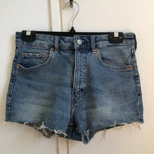 Jeansshorts hm storlek 36 - Somriga jeansshorts men som tyvärr är för små. Lite för korta i bak för min smak men fina! Köparen står för frakt💛