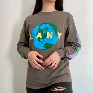 Officiel LANY merch - Köpt på deras världsturné 2019. På ärmarna står det "Two Thousand" på ena & "Nineteen" på andra. På baksidan står alla städer de spelade i på turnén.