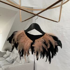 Krage från WOS - Ball fjäderkrage från WOS. Nypris 1500 kr. Använt skick, men fortfarande fin!! 