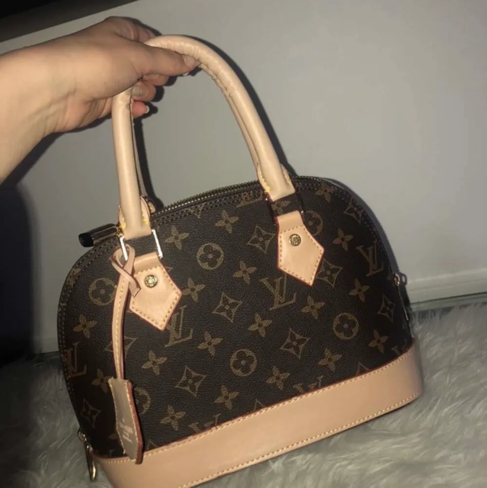 En fake A-kopia Louis Vuitton väska som inte kommer till användning längre, i nytt skick💗. Väskor.