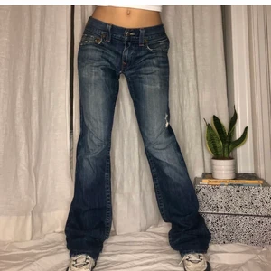 True Religion low waist baggy jeans - säljer dessa as coola jeansen från true religion som jag köpte av vinnaren av budgivningen för dessa jeans som var på plick av elsa.h för ca 6 månader sedan! De är så sjukt snygga och är insydda för att passa en bra i midjan, dock behöver jag pengarna så ska därför sälja dem nu. köpte de för 800kr, de är väldigt sällsynta och extremt eftertraktade! midjemått är 78cm och innerbenslängden var ursprungligen 88 cm men jag klippte av de något där nere för att de var för långa för mig som är 170💓