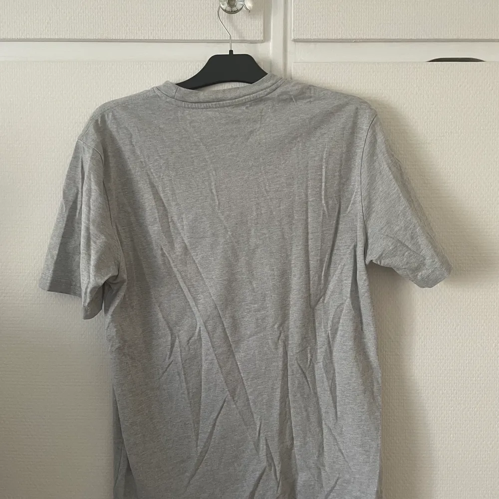 Palace t-shirt från Farfetch, knappt använd, storlek M, modellen är 180cm. 500kr och den är din!. T-shirts.