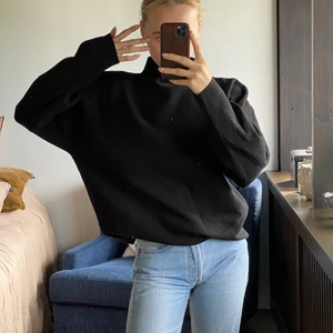 Svart tröja från Weekday🖤 - Säljer denna coola tröja från Weekday😎