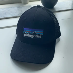 Keps - En populär pantagonia keps, nästan aldrig använd endast testad. Perfekt till sommaren!😚