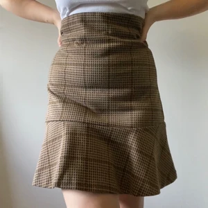 Rutig kjol - Figurnära rutig kjol med volang nedtill, köpt second hand. Frakt tillkommer men jag kan även mötas i Stockholm <3