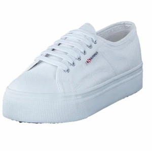 NYA Superga 2790 i strl 38  - NYA Superga 2790 vita tygskor i strl 38 säljes och finns att hämta på Ekerö, kan skickas mot porto eller kan eventuellt mötas upp! Nypris ca 650 kr. 