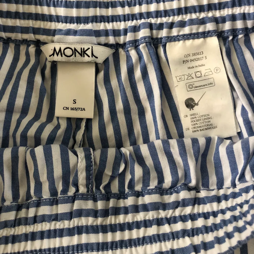 Super bekväma shorts i bomull från MONKI! Knappt använda så är i nyskick! . Shorts.