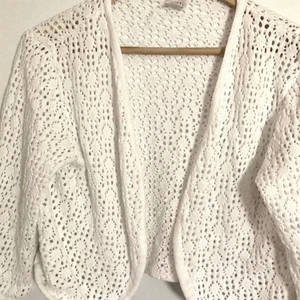 Kofta  - Vit bomullskofta storlek M från jackett . Använd fåtal ggr , inga defekter . Finns en hake om man vill knäppa koftan . 