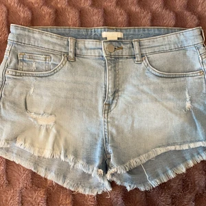 Shorts från hm - Shorts från hm, shortsen är längre där bak och kortare framme. Storlek 38 men passar även 36 