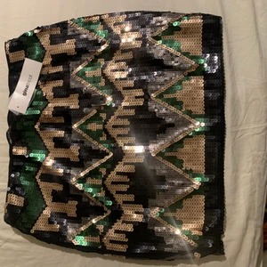 Paljettkjol  - Nyskick. Har fortfarande prislappen på. Verkligen supersnygg storlek M. Nypris 399.           Kan mötas upp i Stockholm eller så står köparen för frakt.