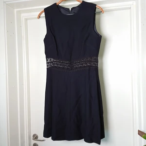 60's klänning - Sjukt fin 60-talsklänning med broderi vid midjan där den alltså är "hålig". Slutar precis ovanför knäna på mig som är 163cm lång. Ingen storleksmärkning men passar xs-s ✨