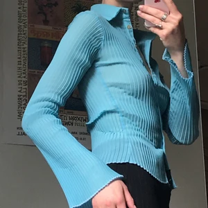 Plisserad skjorta  - Plisserad skjorta från Primo Piano made in Paris 🦋 Som vardagsfin eller somrig på festen. Markerad midja och aningen vidare ärmar. Ljuvlig! 