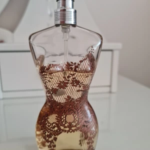 Jena Paul Gaultier 100 ml - Jena Paul gaultier parfym, luktar är blommig , kvar 75 ml i flaskan. Nypris cirka runt 900 kr.