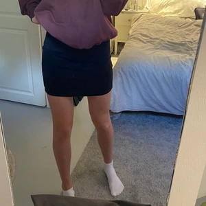 Jeanskjol - Säljer denna fina jeanskjol från ginatricot i storlek S. Inga fläckar eller skador. Skriv privat för mer bilder och mer info☺️ Pris + Frakt