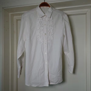 Kråsskjorta - Klassisk vit skjorta med krås. Ingen storleksmärkning men är som en M🍀