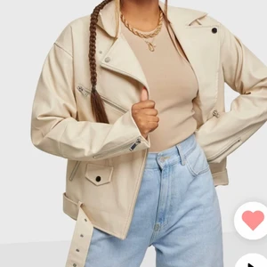 Skinnjacka PU - Beige oversized skinnjacka i PU. Helt ny, aldrig använd! Fick hem den häromdagen men den passade inte mig tyvärr.