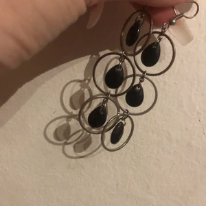 Örhängen  - Svarta fina men simpla 