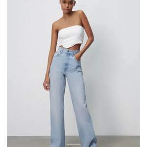 Helt nya jeans från Zara pga fel storlek. High rise, full length, wide leg är modellen. Nypris var 399 ☺️ Man klipper till dom till den längd man vill ha.