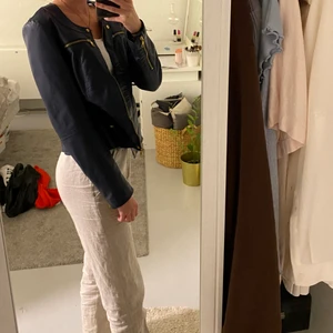 Läderjacka från Espirit - Säljer denna ascoola läderjacka i en mörkblå nyans. Väldigt bra skick! Vet inte exakt vad storleken är men den passar bra på mig som normalt sett har storlek XS-S. Skriv privat för mer bilder och mer info☺️ Pris + Frakt