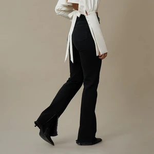 Jeans från Hanna Schönberg x nakd (s 34) - Ett par otroligt snygga mörka jeans med en slits på insidan av benet. Från Hanna Schönbergs kollektion med Nakd i strlk 34. Lätt bootcut. Säljes pga har växt ur dem💘💘