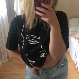 T-shirt med tryck  - Säljer en superfin t-shirt med tryck. Frakt 66kr. Storlek L🤎🤍