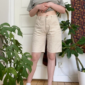 Baggy shorts - Snygga beiga baggy shorts från Humana. De är tyvärr lite små i midjan på mig som brukar ha storlek 38/40 eller W30. Jag är 168cm. Det står ingen storlek men skulle säga att den passar storlekar under 40 eller W30 beroende på hur man vill att de ska sitta. 