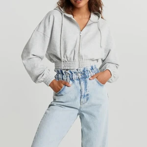 Croppat munkjacka  - Croppat grå munkjacka med luva ifrån Gina Tricot i stl.S! Original pris 300 säljer för 150. Skriv privat för fler bilder 🤗 köparen står för frakten. 