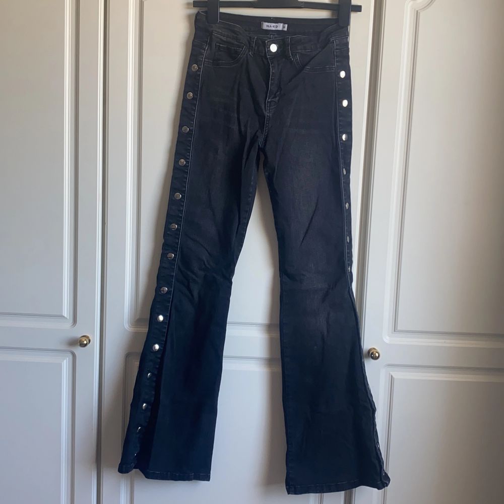 NA-KD bootcut jeans med knappar | Plick Second Hand