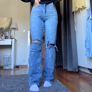 Jeans - Skitsnygga jeans, långa på mig som är runt 170, använda 2 gånger, köparen står för frakt💕💕