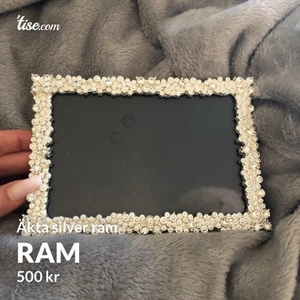Foto ram - En fin ram som man kan ha foton i, äkta silver runt om. Säljs pga ingen användning just nu. Men den är sååå fin och ser lyxig ut. Passa på nu. Frakt står köparen för!