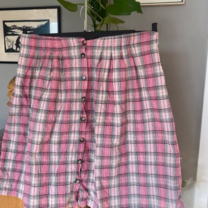 Rutig kjol  - Rosa rutig kjol, den är lite ovanför knäna lång på mig jag 165 cm. Retro köpt secondhand 