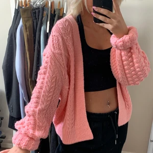 Stickad kofta - Säljer denna rosa stickade koftan från H&M i storlek S, knappt använd! Hör av dig vid frågor eller fler bilder🤍