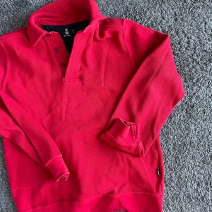 secondhand  - Fin röd tjockare tröja köpt secondhand.  köpare betalar frakt.