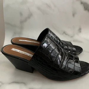 &Other Stories Klacksandaler stl.38 - 🐍🖤 Snygga ormakinn skor från &Other Stories, använde en gång bara! Ny skick! Äkta skinn! Stl 38 👡👡 400kr