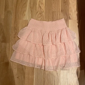 Rosa kjol! - Detta är en kjol som jag har använt minst 5 gånger köpt för några månader sen men knappt använd! Jag säljer den pga att den inte kommer till användning nypris: 250kr. Sitter perfekt på mig som är 158cm lång! Storlek 140 men skulle säga att den är som en storlek 154/164! 48kr frakt!