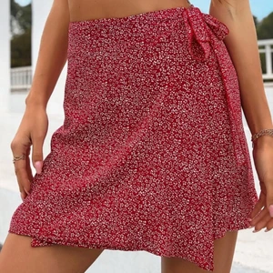 Kjol - AS snygg kjol från shein. Riktigt riktigt skön! Passar ej mig då jag råkade beställa fel storlek, därmed bara testad! Köpt för 89kr